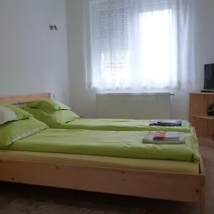  Apartman Keresztmama Háza
